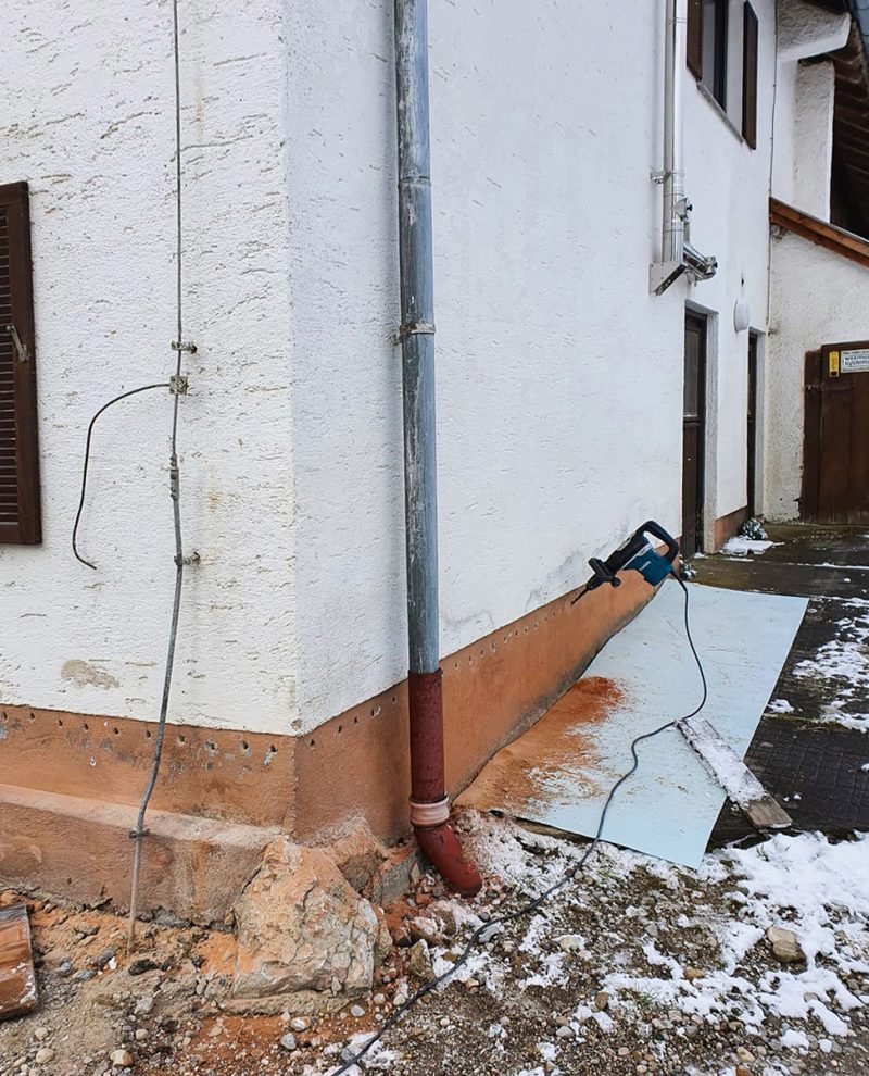 Nachträglich eingezogene Horizontalsperre rettet historischen Bauernhof