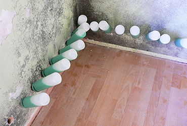 Veinal Silikonharzlösung wird über Vorratsbehälter in das Mauerwerk injiziert